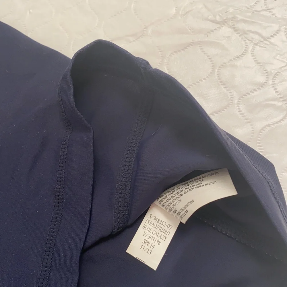 Gap navy long sleeve shark graphic rash guard L=10